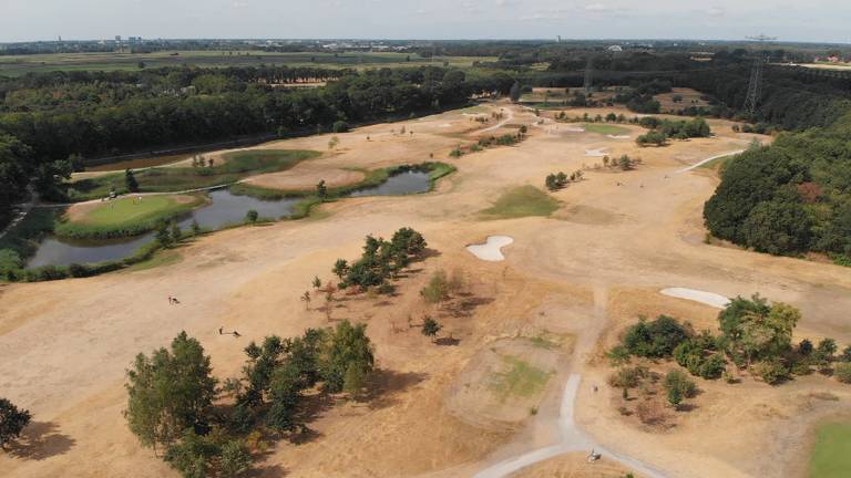 De golfbaan van Landgoed Bergvliet ligt er, op de greens na, kurkdroog bij. (foto: Wouter Reedijk)