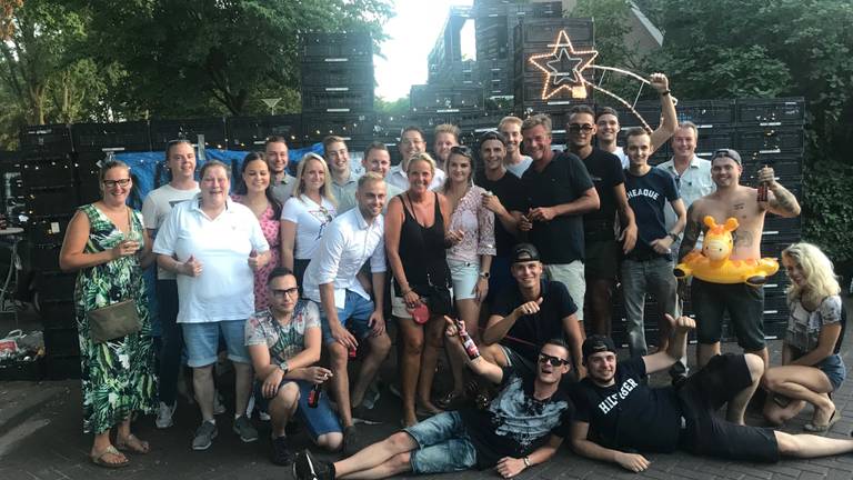 Bob met zijn ouders en vrienden voor het doolhof in de tuin