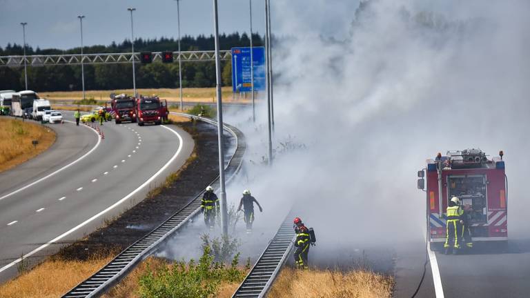 Bermbrand zorgt voor verkeersproblemen op A58  Foto Diederik Cools/ Stuve fotografie