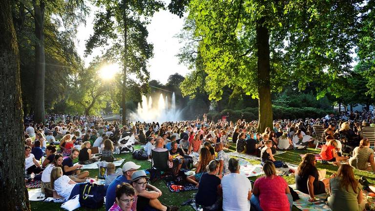 Heerlijke, bijna on-Nederlandse zomerdrukte op een dinsdagavond in Breda (foto: Fotografie Erald van der Aa).