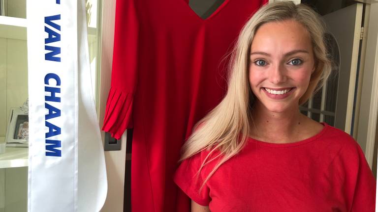 Lisse straalt nu al. Het rode jurkje en de sjerp hangen al klaar voor de Acht van Chaam.