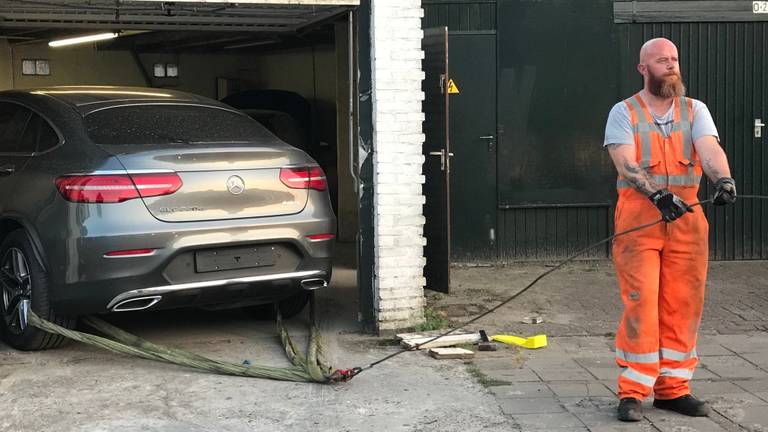 De dure auto's werden gevonden in een garagebox (foto: Bart Meesters/Meesters Multi Media)