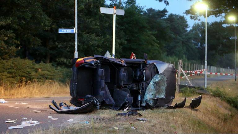 Verschillende mensen werden uit de auto geslingerd. (Foto: Bart Meesters)