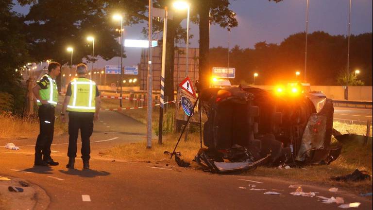 De politie onderzoekt het ongeluk. (Foto: Bart Meesters)