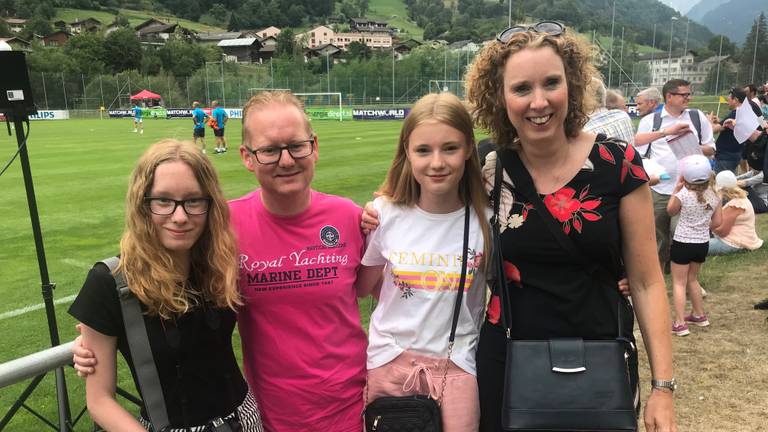 De familie Beekers uit Helmond onderbrak hun vakantie in Interlaken om naar de oefenwedstrijd van PSV te komen kijken. (foto: Daisy Schalkens)
