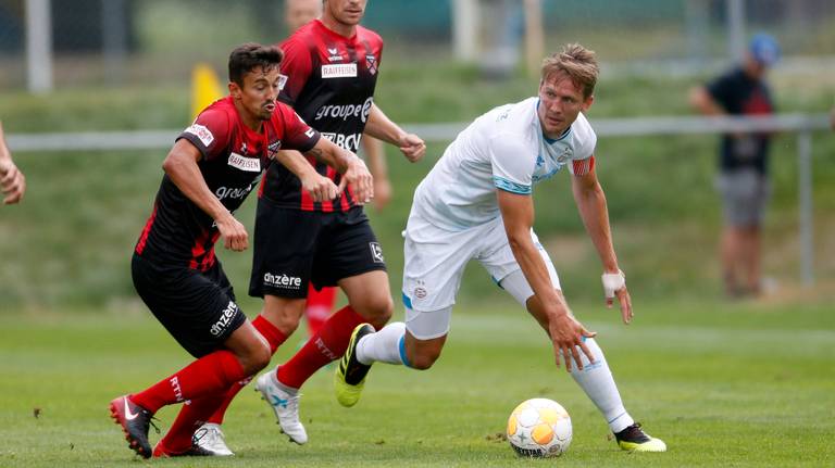 Luuk de Jong in actie tijdens de laatste oefenwedstrijd van PSV tegen Xamax Neuchatel (foto: VI Images).
