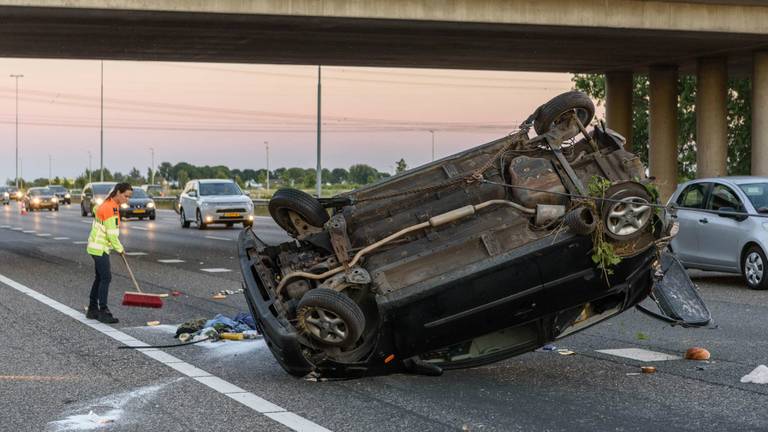 De auto sloeg over de kop. (Foto: Tom van der Put)