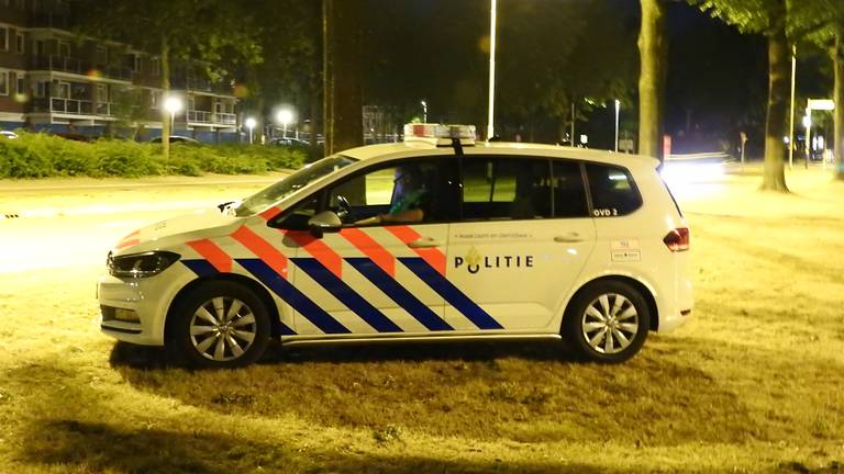 De politie controleerde de auto in de John F. Kennedylaan. (Foto: Danny van Schijndel)