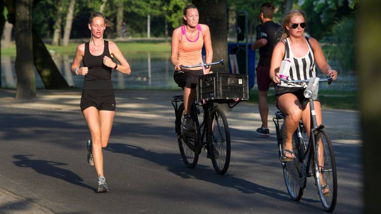 Joggen met warm weer kan, maar luister naar je lichaam. (Foto: ANP)