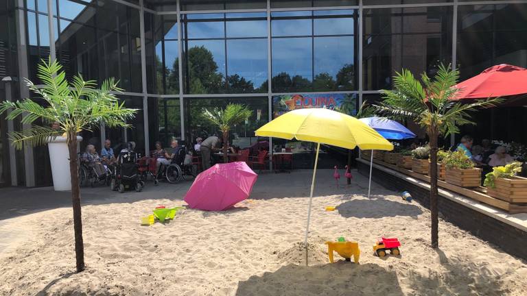 Bewoners Verpleeghuis Krijgen Eigen Tropisch Strand Geen Boxtel Maar Bali Omroep Brabant