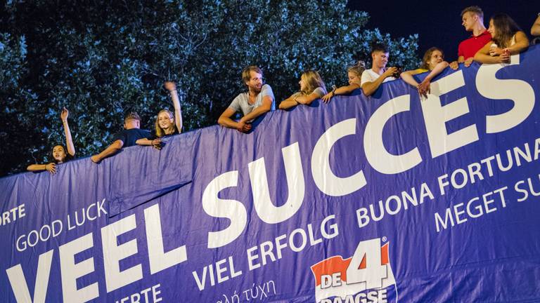 Aanmoedigingen voor de lopers bij de start. (Foto: ANP)