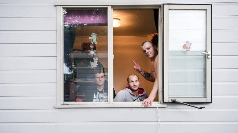 Poolse arbeidsmigranten in hun woning op een recreatiepark in Oss. (Foto: ANP).