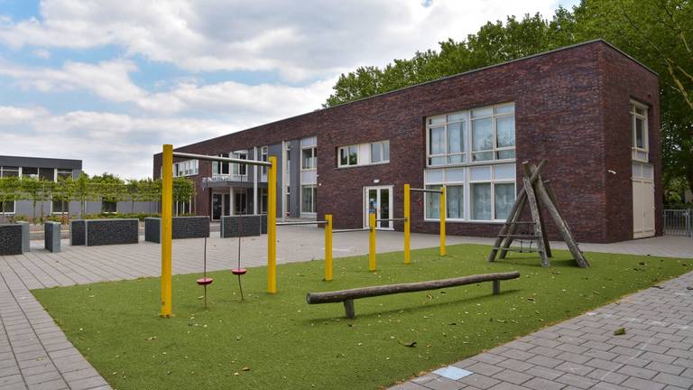 De jongen viel uit een van de speeltoestellen. Foto: Tom van der Put/SQ Vision Mediaprodukties.