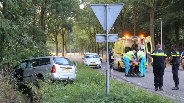 Auto raakt van de weg in Sint Willebrord en bestuurder vlucht. (Foto: Alexander Vingerhoeds)