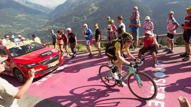 Steven Kruijswijk op weg naar de top van één van de bergen (foto: VI Images).
