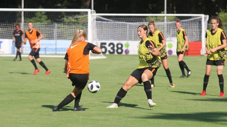 Aniek Nouwen (geel hesje in het midden) scoorde vandaag de 1-0 (foto: Fabian Eijkhout).