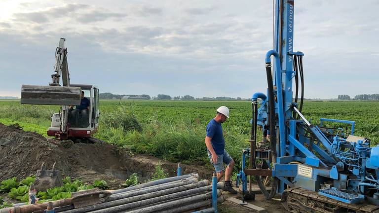 In Nieuw Vossemeer wordt een waterput geslagen. (foto: Paul Post)