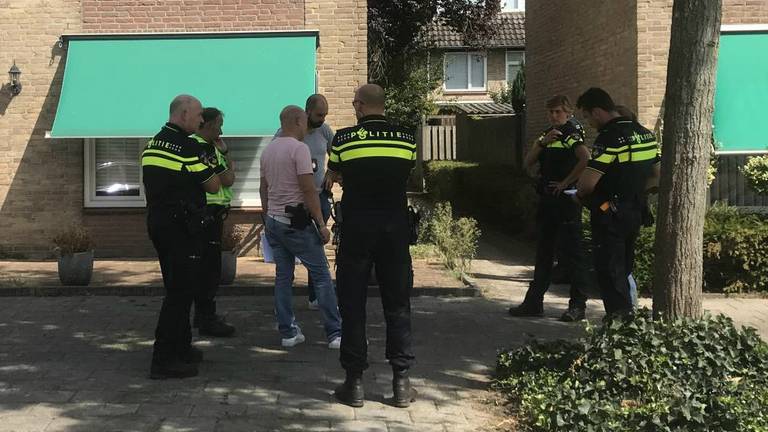 De politie bij het huis in Geldrop (foto: Dave Hendriks/SQ Vision Mediaprodukties).