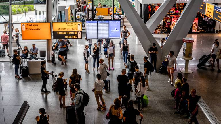 Reizigers op Eindhoven Airport. (Foto: ANP).