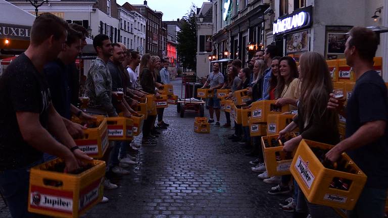 De Bierkrattenwals bij Café Bruxelles in Breda. En daarna aan het bier om nog meer kratten te verzamelen!