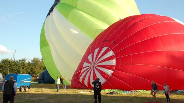 Sommige luchtballonnen zijn volgens boer Vughts 'vliegende kermisattracties'
