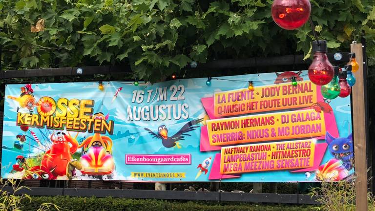 Banner met het programma van de Kermisfeesten in Oss (Foto: Imke van de Laar)