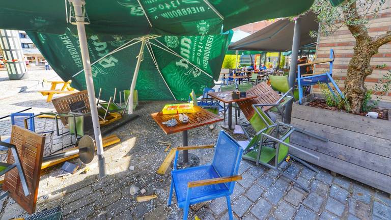 Het terras werd vol geramd door de auto. (Foto: Rico Vogels/SQ Vision)