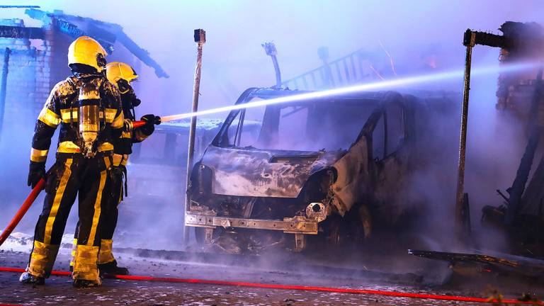 De brandweer bluste het vuur. (Foto: Gabor Heeres/SQ Vision)