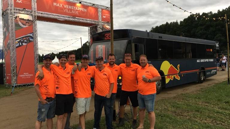 De vriendengroep met de bus in Oostenrijk. (Foto: Tony Schapendonk)