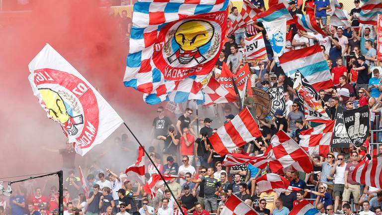 Supportersvereniging Lighttown Madness op tribune bij PSV. 