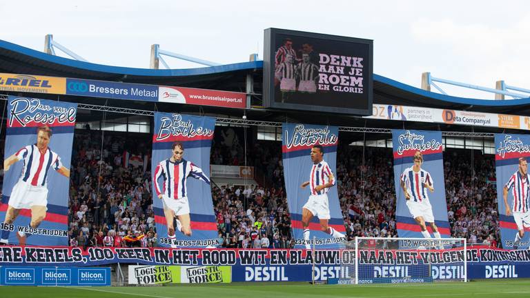 Een eerbetoon aan spelers die honderd keer voor Willem II speelden, voorafgaand aan de wedstrijd tegen VVV. Foto: VI Images.