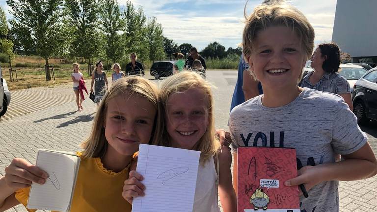 Deze drie dolgelukkige fans hebben een handtekening weten te bemachtigen