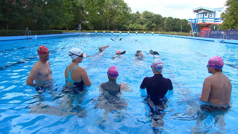 De scholieren aan het trainen voor hun zwemmarathon.