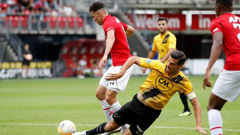 Menno Koch probeert Oussama Idrissi van scoren te houden (foto: VI Images).