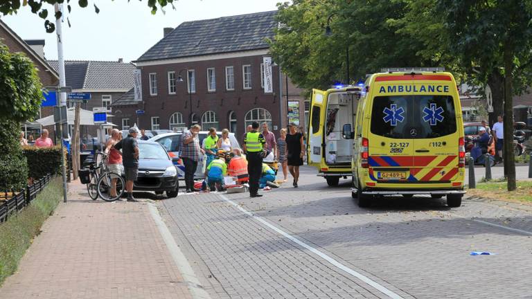 Fietser aangereden in centrum Liessel, door traumahelikopter naar ziekenhuis gebracht (Foto: Harrie Grijseels)