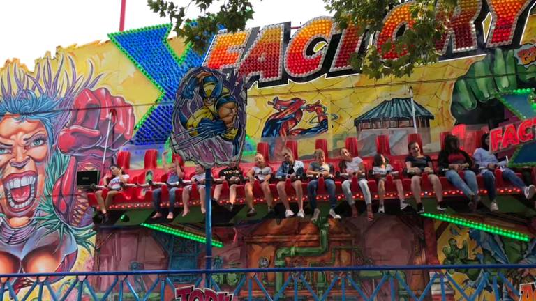 Vermaak op de kermis in Oss die donderdagmiddag is geopend