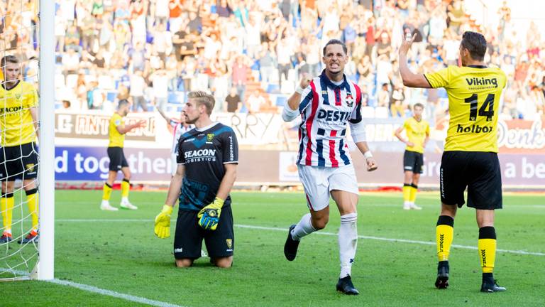 Fran Sol juicht uiteindelijk voor niets, vrijdag hoopt hij tegen Groningen wel op succes (foto: VI Images).