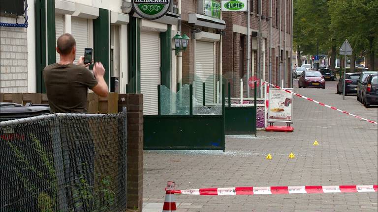 De aanslag op een café in Oss (Foto: Archief).