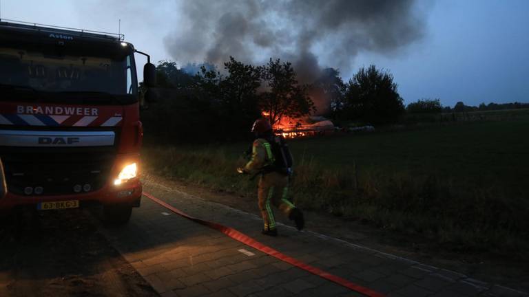 Volgens een ooggetuige lijkt het huis niet meer te redden. (foto: SQ Vision Mediaprodukties)