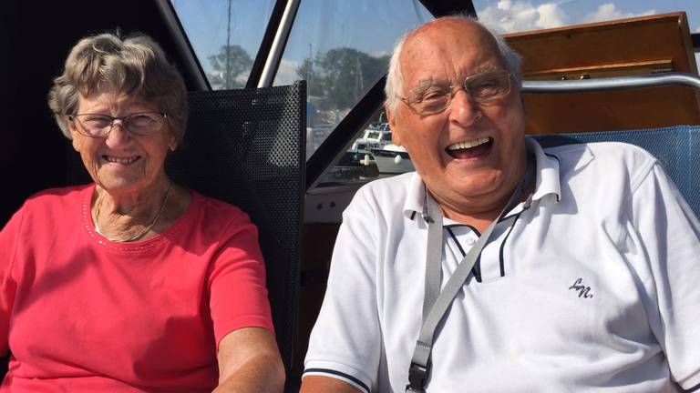 Piet (88) en Toos (85) genieten in jachthaven Biesbosch.