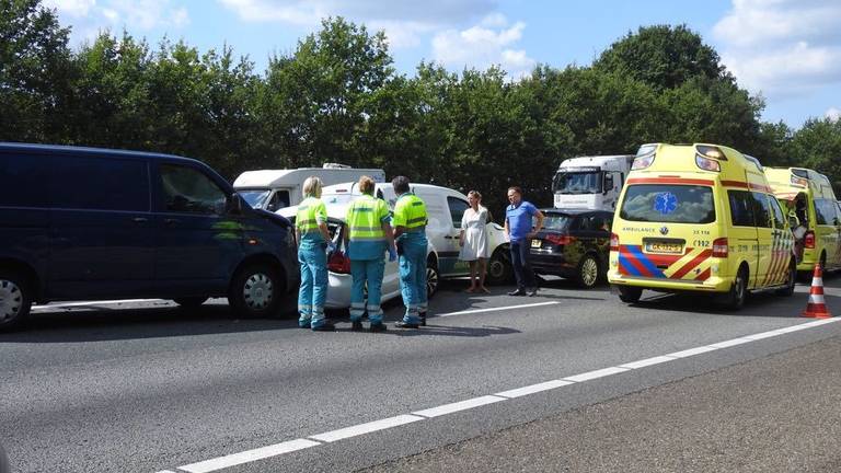 Bij het ongeval waren vijf voertuigen betrokken. (foto: Jozef Bijnen/SQ Vision Mediaprodukties)