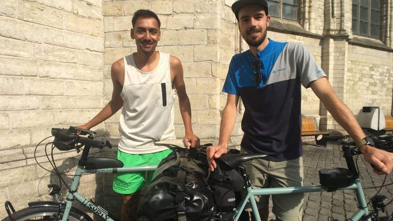 Fietstocht naar Peking voert jongens uit Rijen langs dodenweg in Tadzjikistan