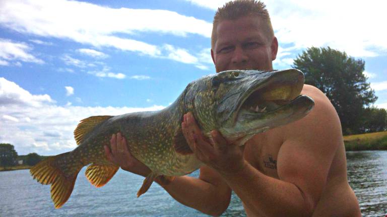 Donny ging natuurlijk maar wat graag op de foto met z'n snoek (foto: