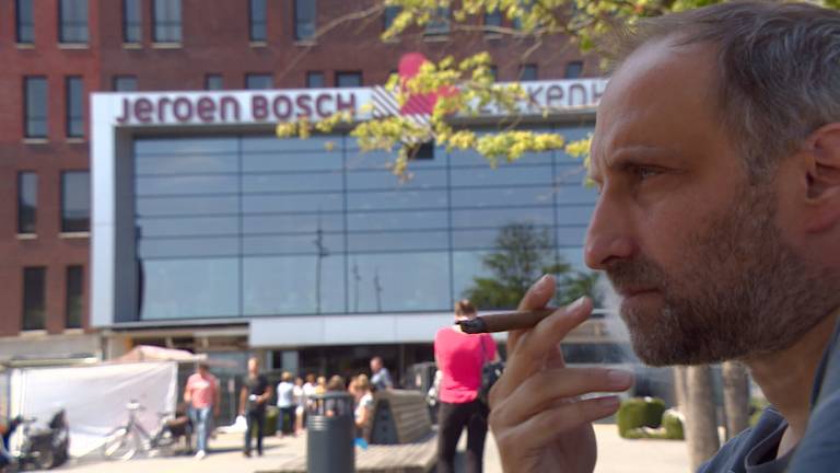 Een sigaret opsteken bij het Jeroen Bosch Ziekenhuis is er na 1 januari niet meer bij