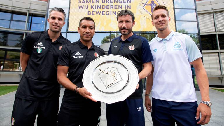 Giovanni van Bronckhorst en Mark van Bommel met de Johan Cruijff Schaal, met daarbij Robin van Persie en Luuk de Jong (foto: ANP).