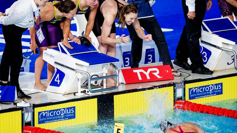 Ploeggenoten schreeuwen Ranomi Kromowidjojo naar voren, uiteindelijk is dat goed voor zilver (foto: ANP).