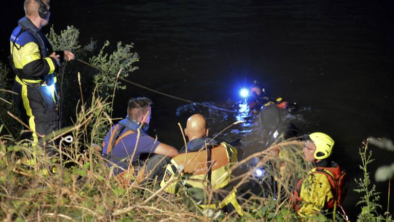 De auto werd rond halfeen gevonden. (Foto: SQ Vision)