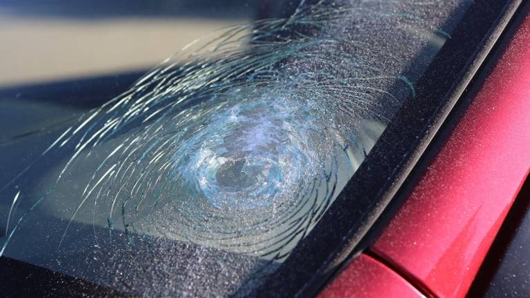 Een kogelgat in een van de geraakte auto's. (Foto: Remco de Ruijter)