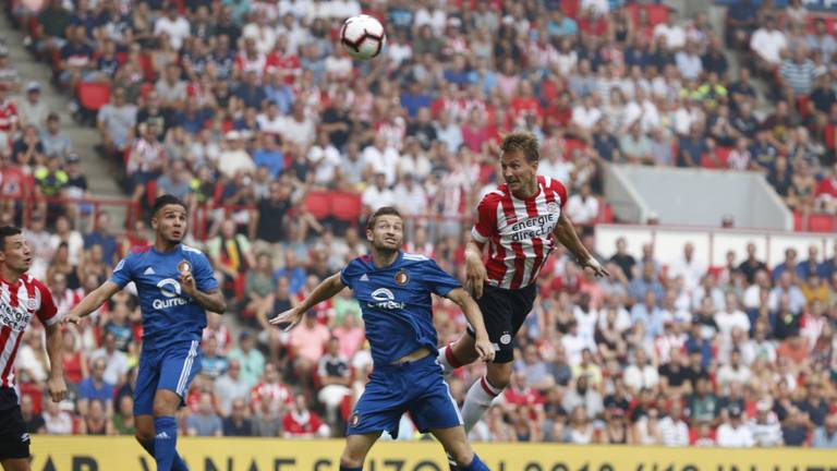 Luuk de Jong komt veel hoger dan zijn tegenstander, maar scoort niet (foto: VI Images).