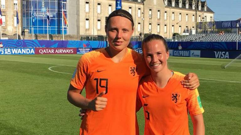 Eva van Deuren (R) scoorde voor Oranje.